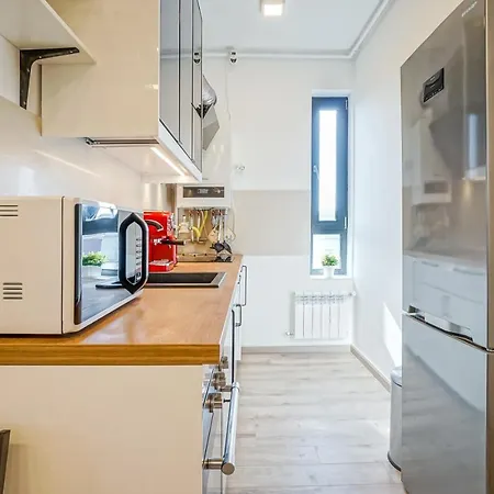 Apartment Bright Moments Away From Herastrau Park, Mall And Metro *