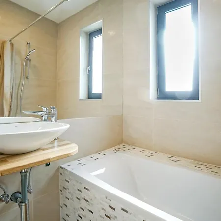 Bright Moments Away From Herastrau Park, Mall And Metro Apartment